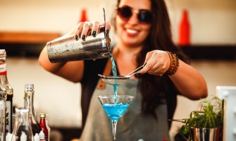 jeune femme servant un cocktail