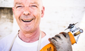 homme souriant avec outil