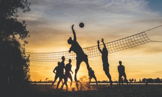 jeunes jouant au beach-volley