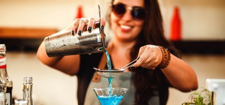 jeune femme servant un cocktail
