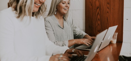 femmes travaillant devant un ordinateur