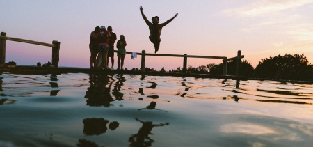 Jeunes dans une piscine de camping