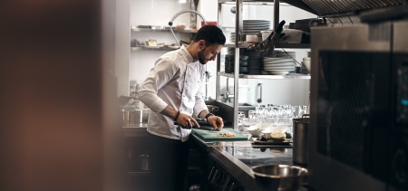 commis coupant légumes cuisine